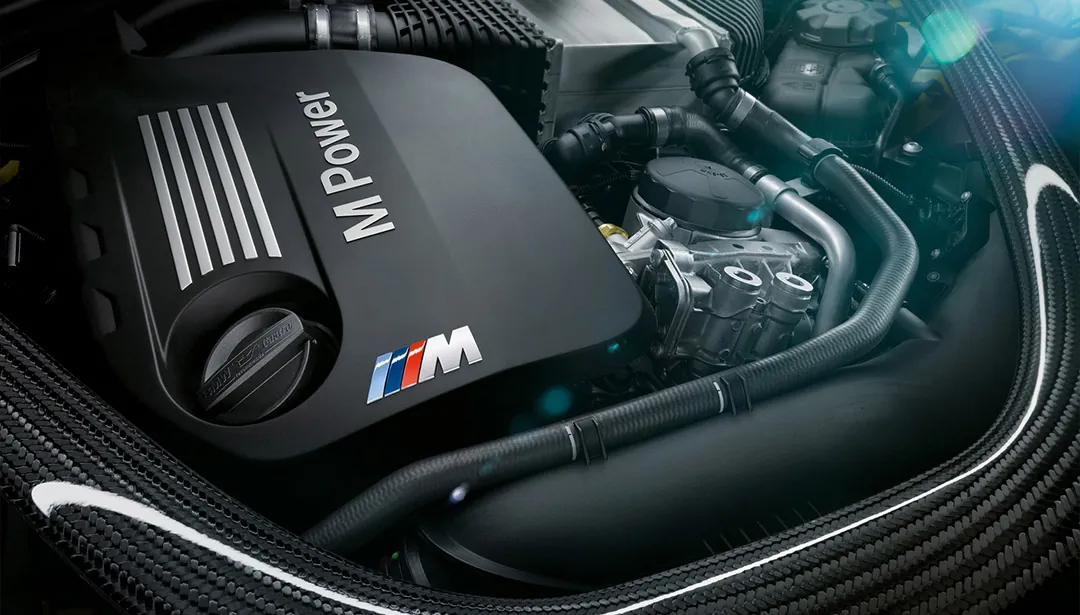 Motor BMW pri odbornej mechanickej oprave